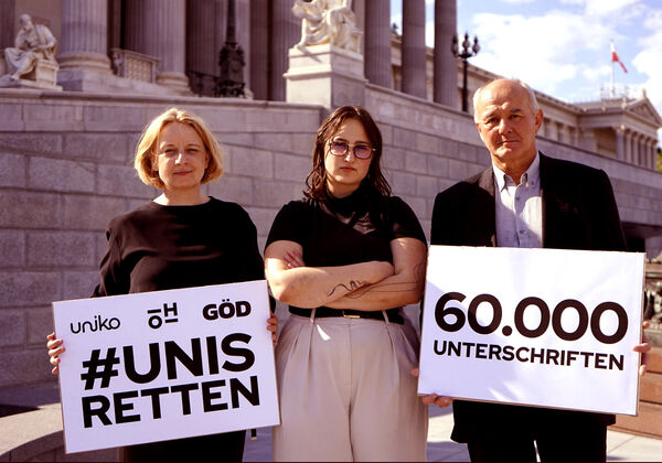 Übergabe von 60.000 Unterschriften gegen die Sparpläne Unis 2026